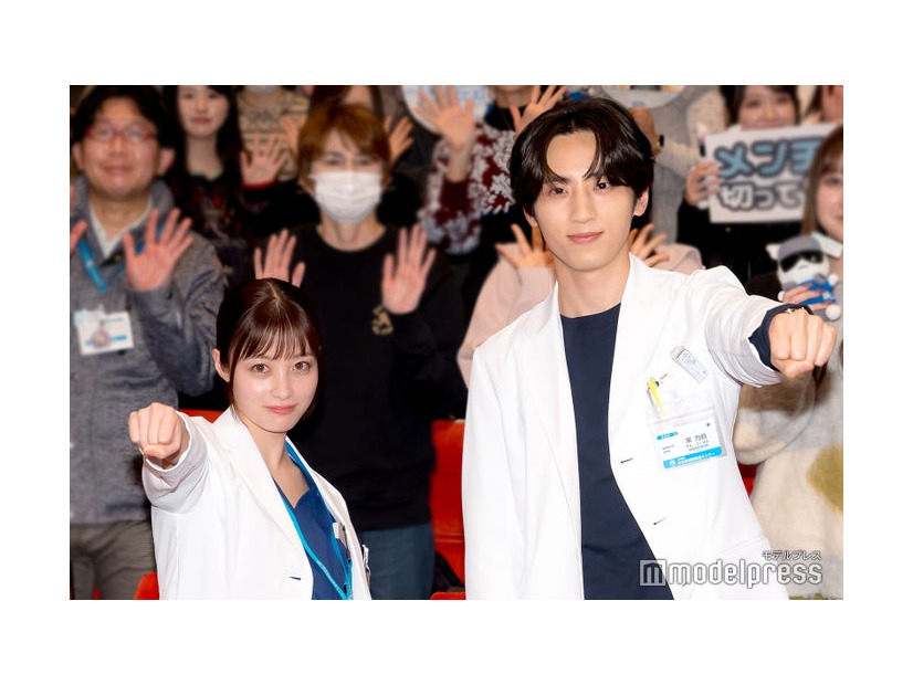 橋本環奈、許豊凡（C）モデルプレス