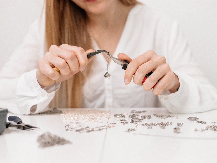 100均で材料がそろうから、初期投資も在庫リスクもゼロ!? 在宅で「スマホケース作家」の副業をする人の実態とは？