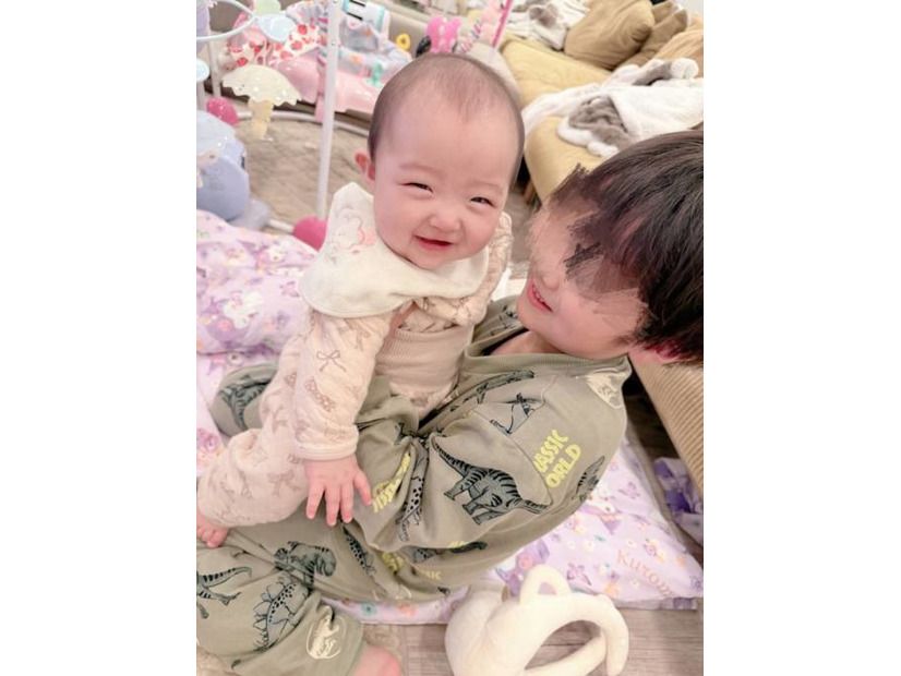 「愛が強め」辻希美、“妹が大好き”三男と次女の仲良し抱っこSHOTを公開