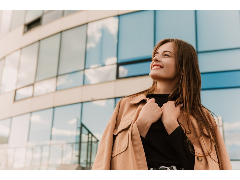 お育ちがバレます！「コートを脱ぐとき、羽織るとき」に絶対にしないで。訪問先で覚えておきたいマナーとは