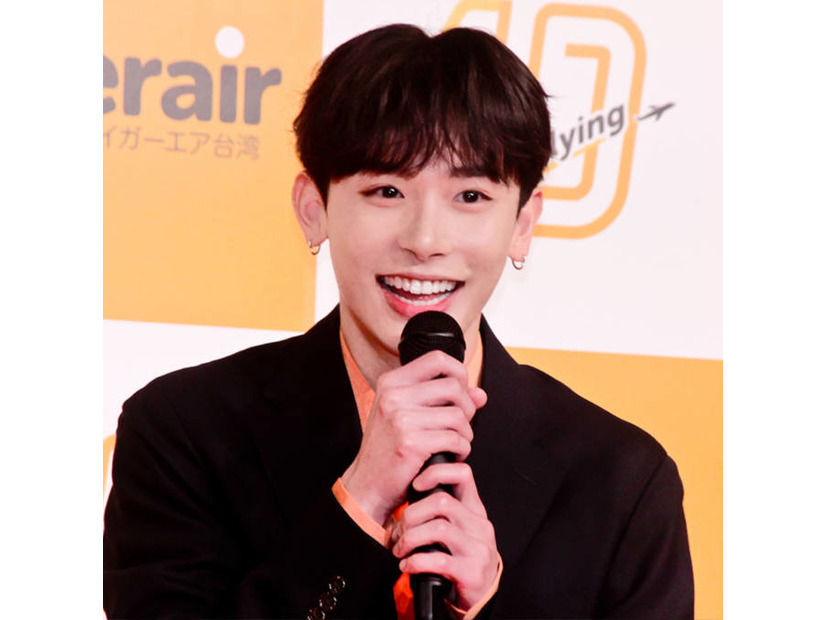 よしあき「すごい顔がパッとする」男性にもおすすめしたい愛用ツヤ系ティント