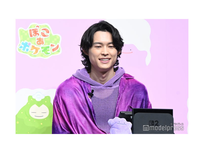 「ぽこ あ ポケモン」4人でのマルチプレイを笑顔で楽しむ松村北斗（C）モデルプレス