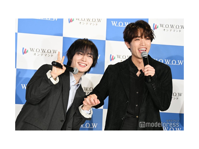 本番前になぜか恋人繋ぎをしていたことを再現した大西流星＆原嘉孝（C）モデルプレス