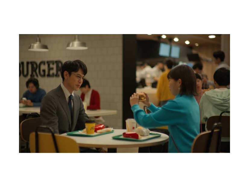 妻夫木聡、伊藤沙莉「夜マック『夜のマックは…倍バーガー』篇（30秒）」より（提供写真）