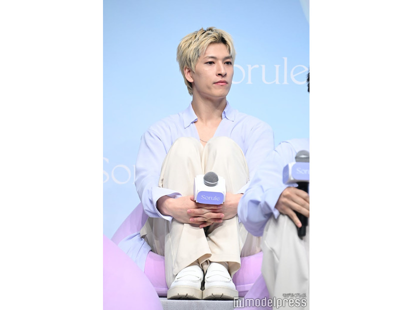 やわらかクッションに体育座りで座る金城碧海（C）モデルプレス