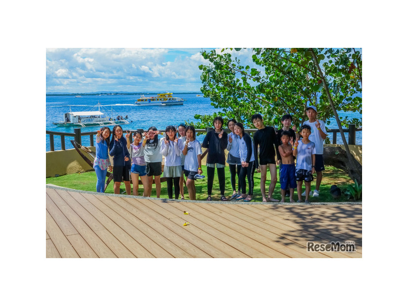 週末アクティビティでのビーチ付近での集合写真のようす