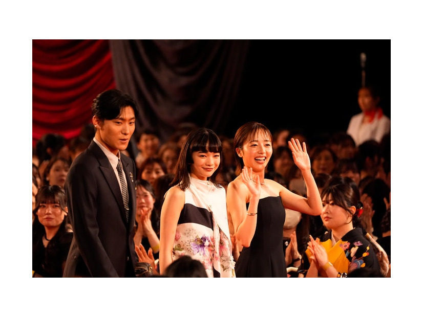 松谷鷹也、見上愛、森田望智（C）日本アカデミー協会