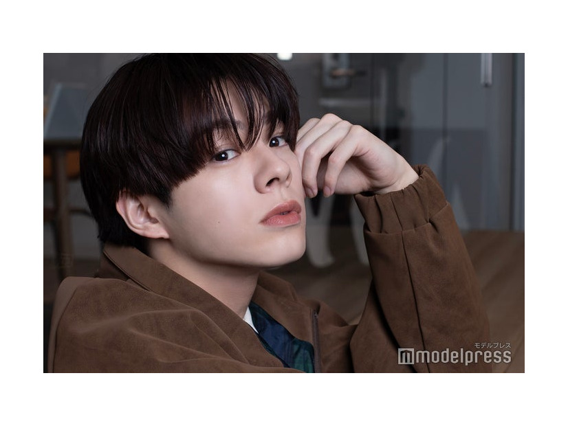 モデルプレスのインタビューに応じた宇佐卓真（C）モデルプレス