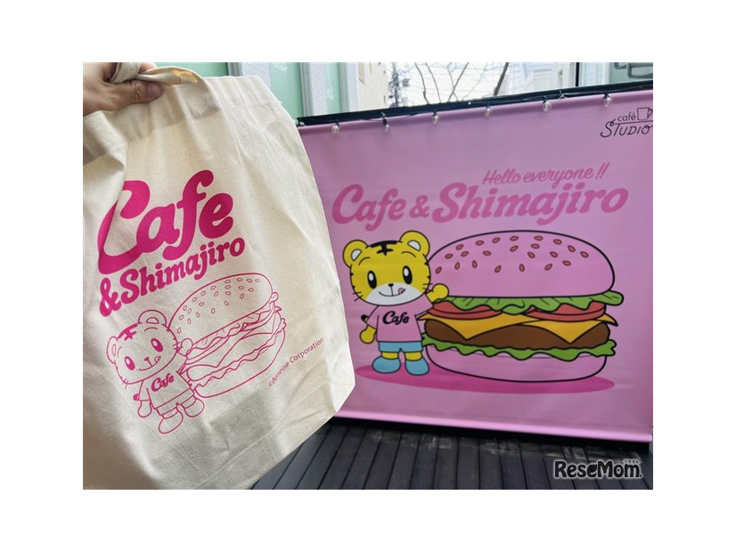 「Cafe＆Shimajiro」入口にて