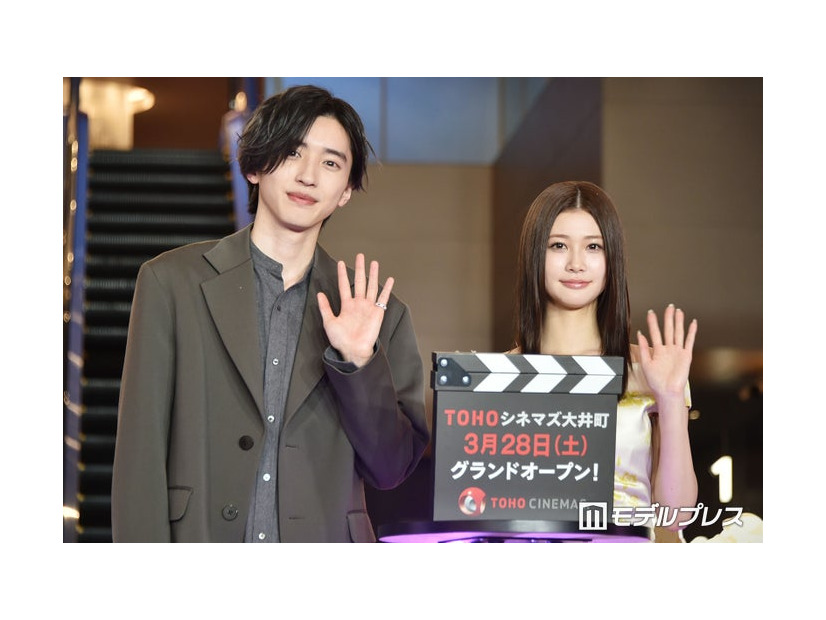 映画のお供はアイスコーヒー（ブラック）の道枝駿佑とザ・ポップコーン＆チュロスの生見愛瑠（C）モデルプレス