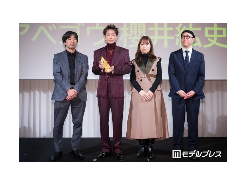 「モデルプレスベストドラマアワード」プロデュース部門1位を受賞した「グラスハート」チーム／櫻井紘史氏、佐藤健、岡野真紀子氏、アベゴウ氏（C）モデルプレス