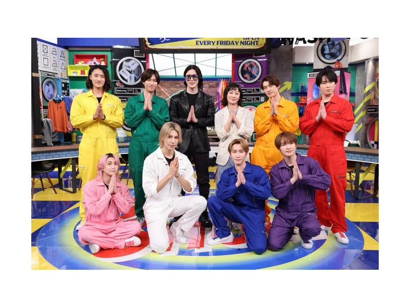 （前列左から）佐久間大介、ラウール、渡辺翔太、深澤辰哉（後列左から）岩本照、阿部亮平、ROLAND、菅野美穂、向井康二、宮舘涼太（C）TBS