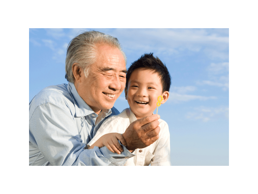 80代の祖父が3歳のひ孫のために豹変！？　膝の痛みも忘れて”床を這い回る”理由に「感動した」