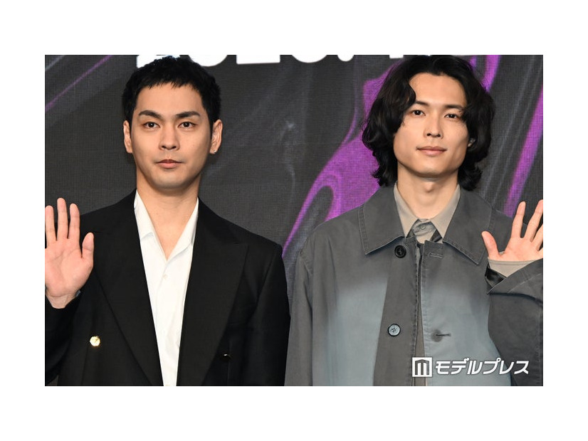 撮影前に四股を踏んでいた柳楽優弥、松村北斗（C）モデルプレス