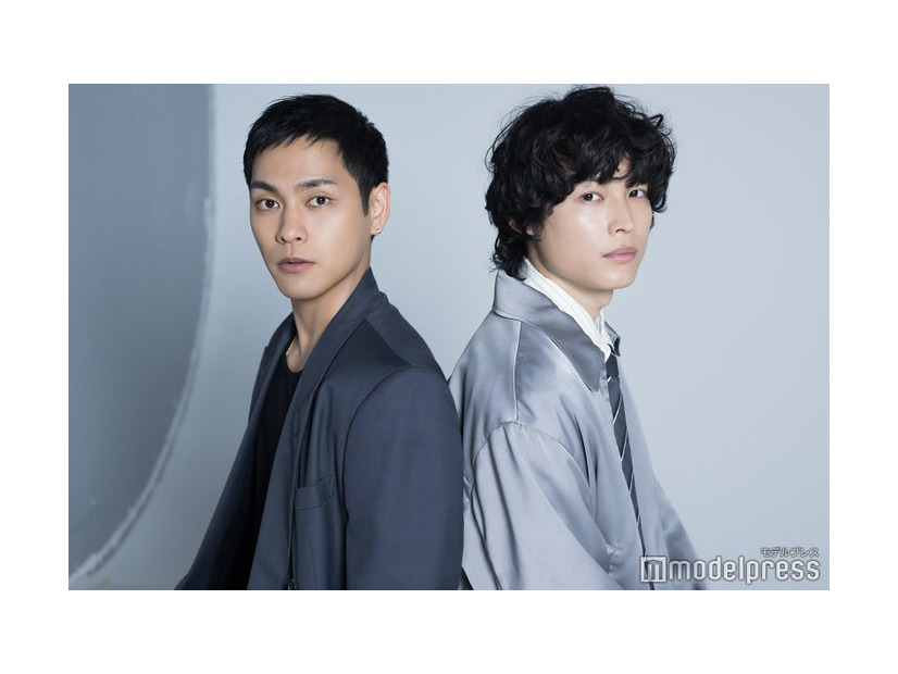 モデルプレスのインタビューに応じた柳楽優弥、松村北斗（C）モデルプレス