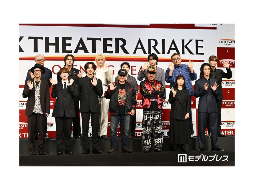 （前列左から）河原雅彦、大橋和也、寺西拓人、いのうえひでのり、古田新太、小山ゆうな、岩本照（後列左から）堤幸彦、上田竜也、川島如恵留、小林香、三浦宏規、福田雄一、岩田剛典（C）モデルプレス