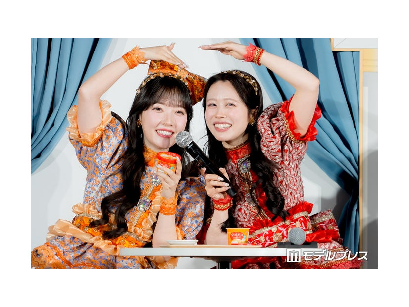 食レポ対決で勝利した川本笑瑠、佐野愛花（C）モデルプレス