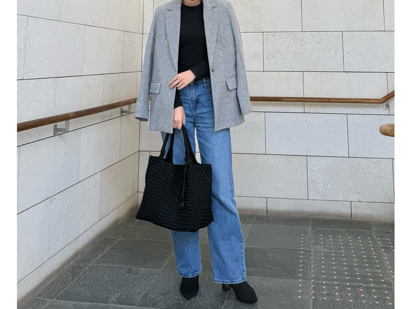 大容量トートバッグをオシャレに持つ。荷物が多い日に参考にしたいハンサムスタイル【40代の毎日コーデ】