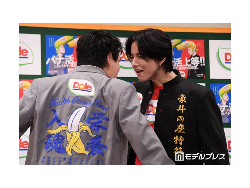 睨み合う豆原一成、佐藤景瑚（C）モデルプレス