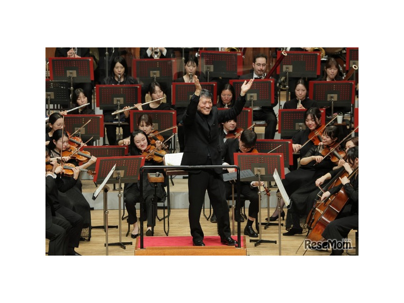 お手持ちの楽器や手拍子、歌でオーケストラと共演（写真は昨年の公演）(c) 飯島隆