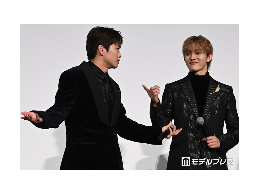 大橋和也の挨拶を披露し、メンバーにツッコまれる後藤威尊、「あ！」と指摘する田島将吾（C）モデルプレス