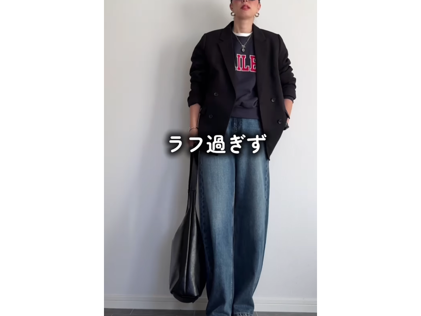 【GU】ジャケットで脱・普通！ロゴスウェットを品よく格上げする大人のデニム着こなし術【40代の毎日コーデ】