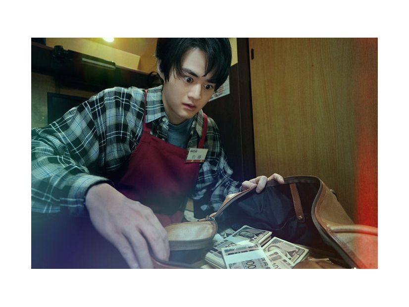 場面写真_佐藤寛治（鈴鹿央士）（C）曽根圭介／講談社　（C）2026「藁にもすがる獣たち」製作委員会