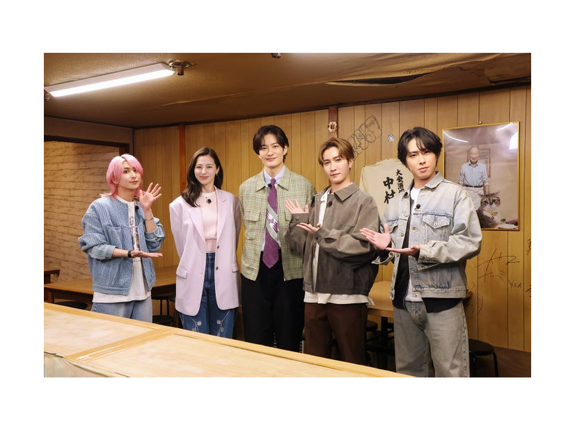 佐久間大介、中条あやみ、岡田将生、渡辺翔太、宮舘涼太（C）TBS