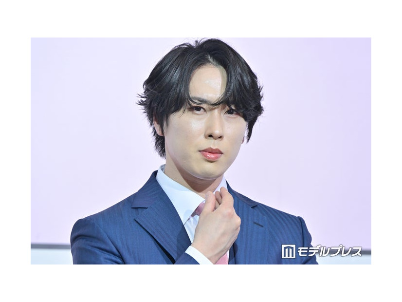 “アンドロイド”になりきる宮舘涼太（C）モデルプレス