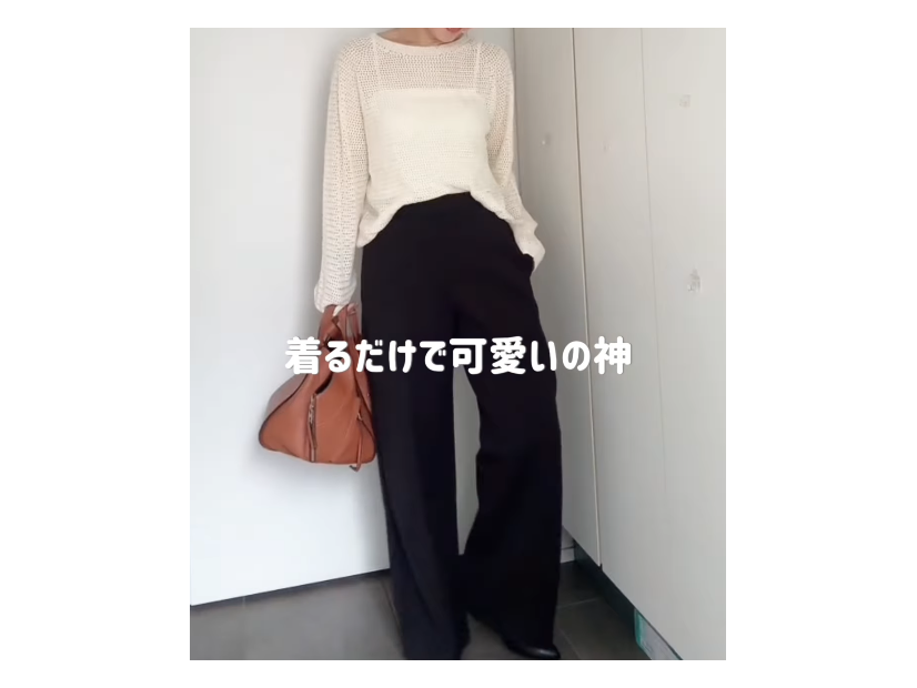 シンプルなのにほどよく華やかな【ユニクロ】メッシュニット。透け感で遊ぶ洗練モノトーンスタイル【40代の毎日コーデ】