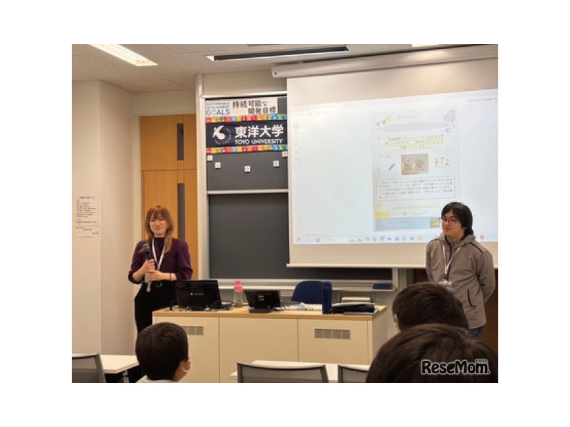 スライドを使ってSDGsについて説明する現役大学生