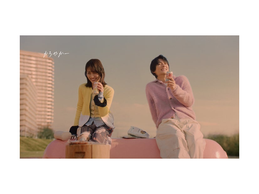 山下美月、佐野勇斗／華よい「本音のふたり」篇（提供写真）