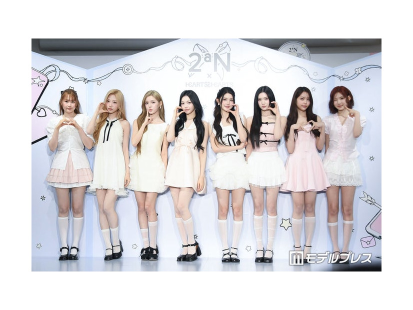 イベントに登壇したHearts2Hearts／（左から）イェオン、ステラ、ユハ、イアン、エイナ、ジューン、カルメン、ジウ（C）モデルプレス