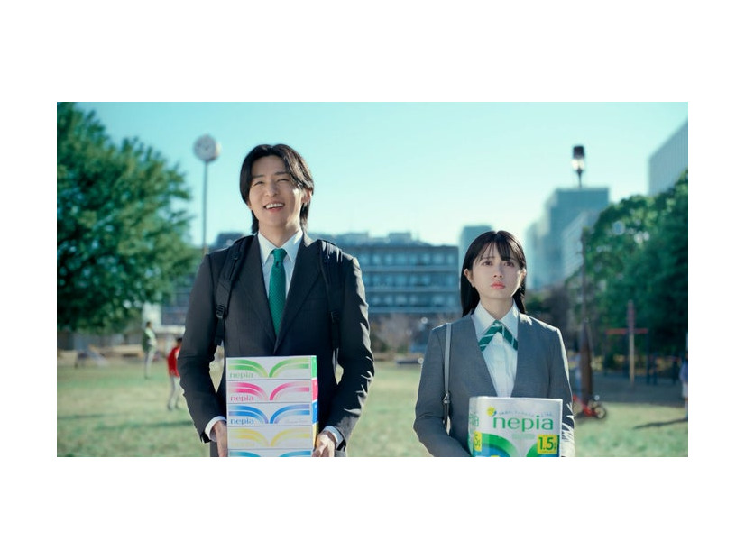 目黒蓮、桜田ひより「ネピア営業目黒くん 森を育てる篇」（提供写真）