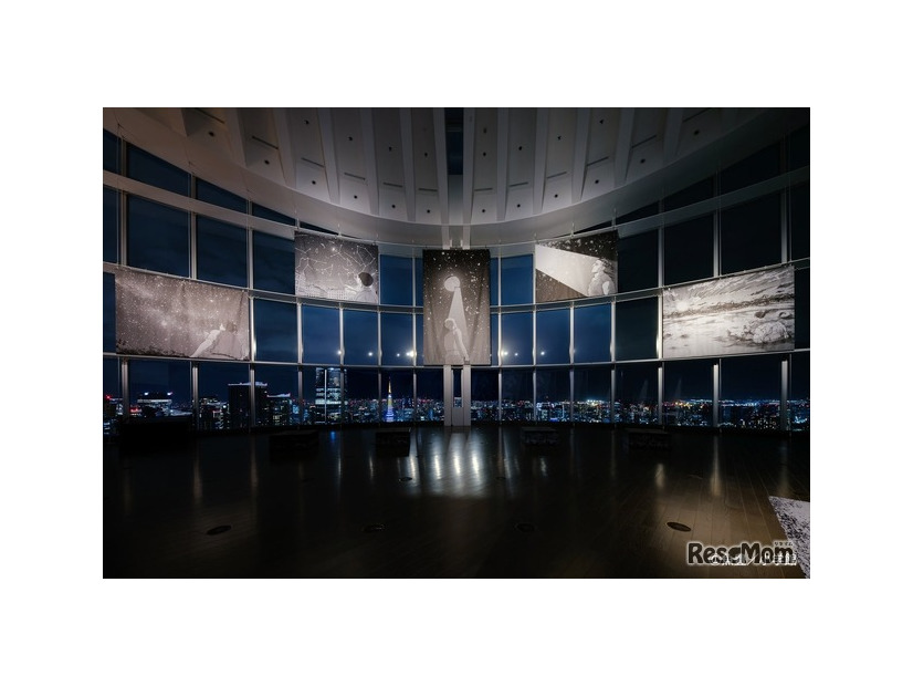 会場エントランス（夜景）