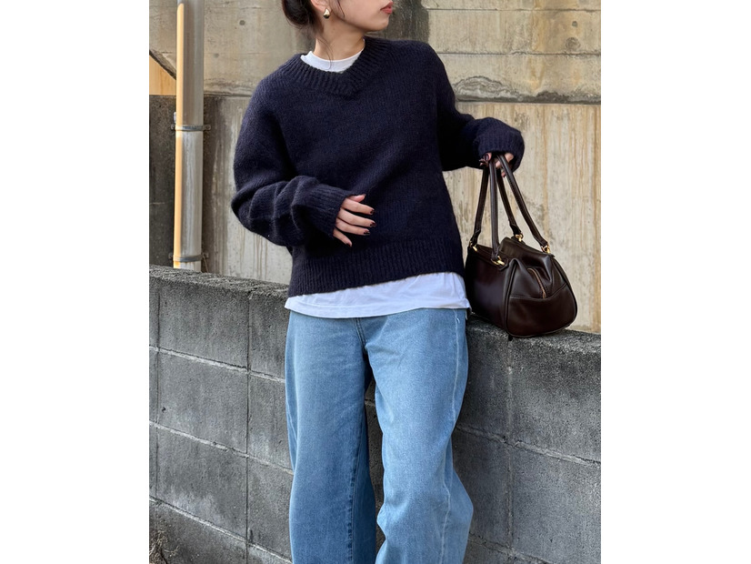 ネイビー×ブラウンで即おしゃれ。ZARAの優秀ニットでつくるこなれ配色の着こなし【40代の毎日コーデ】