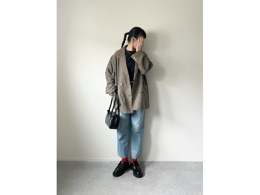 赤ソックスを効かせて。ユニクロとGUで作る、大人の遊び心を添えたトラッドなデニムスタイル【40代の毎日コーデ】