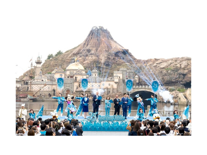 （ステージ上の左から）ミニーマウス、濱中ひかる、クラーク・ジョーンズ、高野由美子、高橋渉、亀田真吾、ミッキーマウス（C）Disney