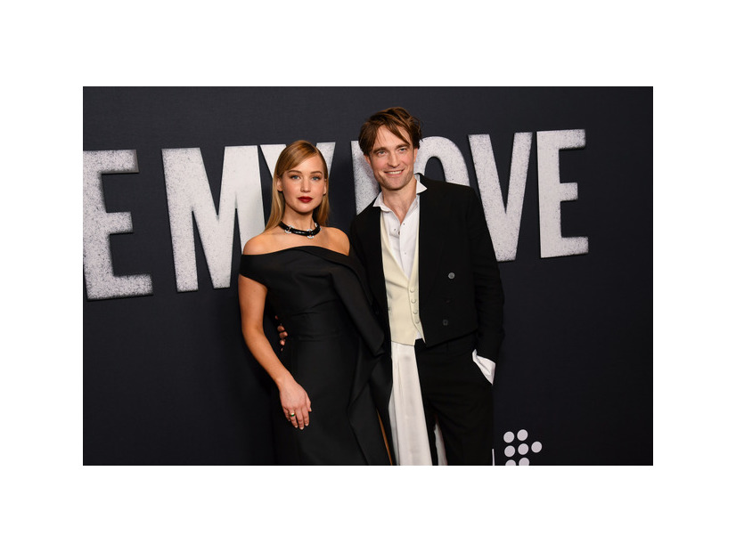 ジェニファー・ローレンスとロバート・パティンソン　Photo by Kristina Bumphrey/Variety via Getty Images