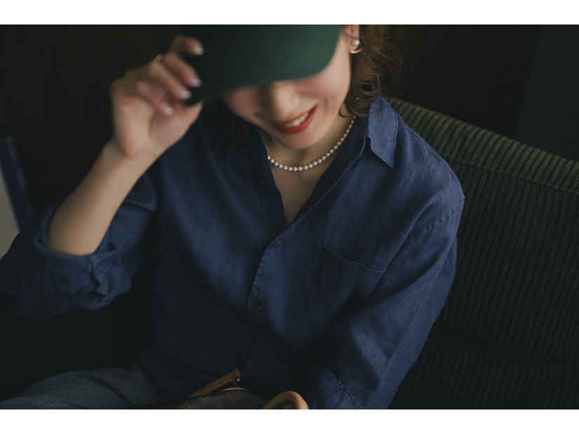 「これが磁気ネックレス!?」重度の肩コリに悩まされ続けてきた47歳ライターが、“とんでもないパール”を「いつものユニクロ」に合わせてみたら？