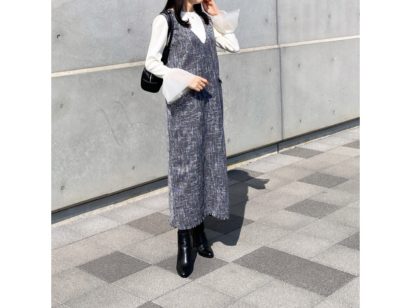 一枚でこなれる。ツイード素材のジャンパースカートを主役にした春のきれいめモノトーン【40代の毎日コーデ】