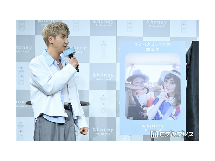 “あたうのコンビ年表”で2015年の宇野実彩子との2ショットを振り返る與真司郎（C）モデルプレス
