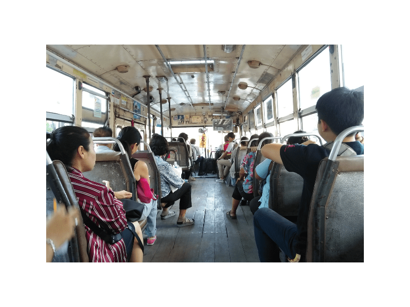 「降車ボタンが壊れてる！」タイの路線バスで遭遇した“斬新なアイディア”とは