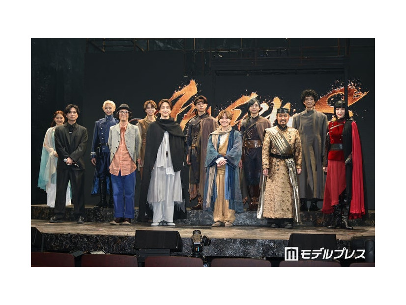 （前列左から）加藤シゲアキ、河原雅彦、寺西拓人、大橋和也、市川右團次、真風涼帆（後列左から）山崎玲奈、松尾龍、嶋崎斗亜、猪狩蒼弥、川崎皇輝、渡部豪太（C）モデルプレス