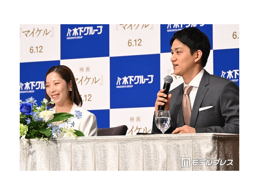 現役引退発表会見に出席した三浦璃来選手、木原龍一選手（C）モデルプレス