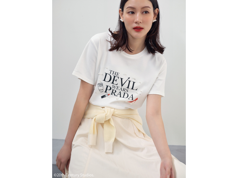 Skirt＆Pullover ¥27,500『プラダを着た悪魔』Stola.別注Tシャツ© 2025 20th Century Studios.