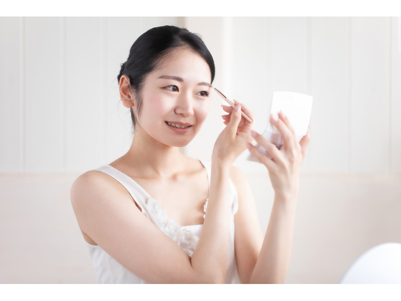 「わっ、その眉やめて！」男性が「苦手」と感じる40代女性の眉メイクとは【GWセレクション】