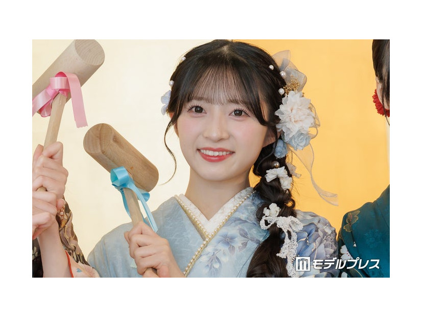 AKB48メンバー「どっちが私かはわかりません」双子妹との幼少期ショット公開「ポーズがシンクロしすぎてる」「本当にそっくり」と反響【こどもの日】