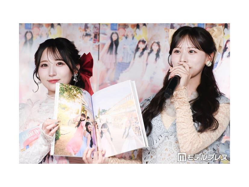 お気に入りのカットを見せる小川奈々子、立花琴未（C）モデルプレス