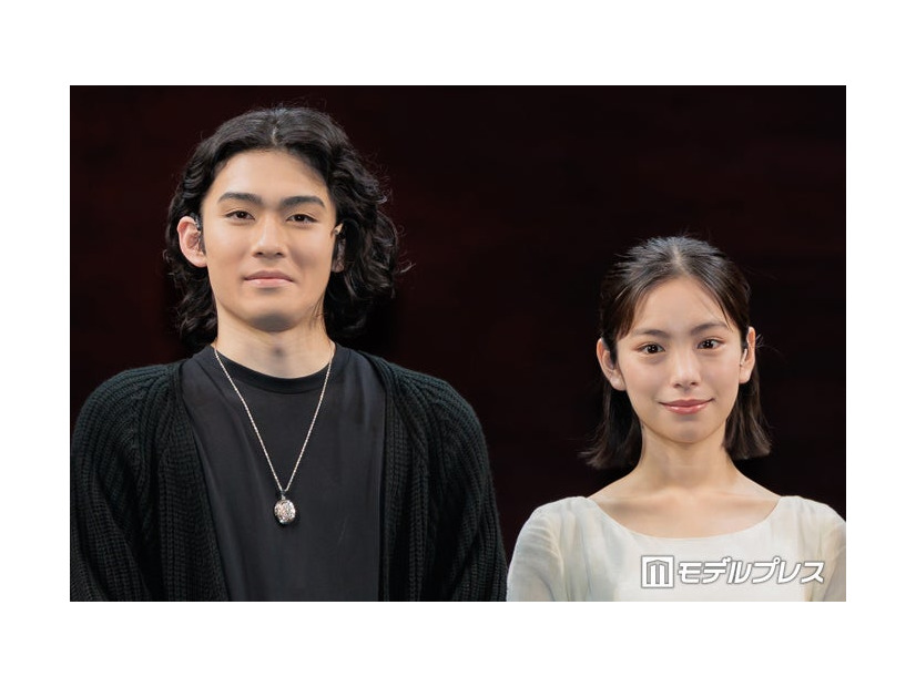 舞台「ハムレット」囲み取材に出席した市川染五郎、當真あみ（C）モデルプレス